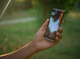 Normal_hand-hold-black-smart-phone-cell-phone-mobile-ov-2025-01-16-11-15-33-utc