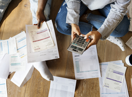 Normal_couple-managing-the-debt-2025-02-10-13-48-21-utc